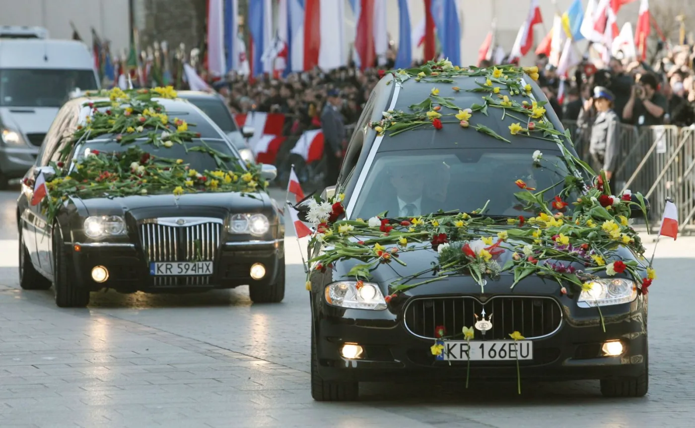 Na zdjęciu archiwalnym z 18.04.2010 r. trumny z ciałami prezydenta Lecha Kaczyńskiego i jego żony Marii Kaczyńskiej przewożone w kondukcie żałobnym z krakowskiego lotniska Balice na Rynek Główny, do Bazyliki Mariackiej