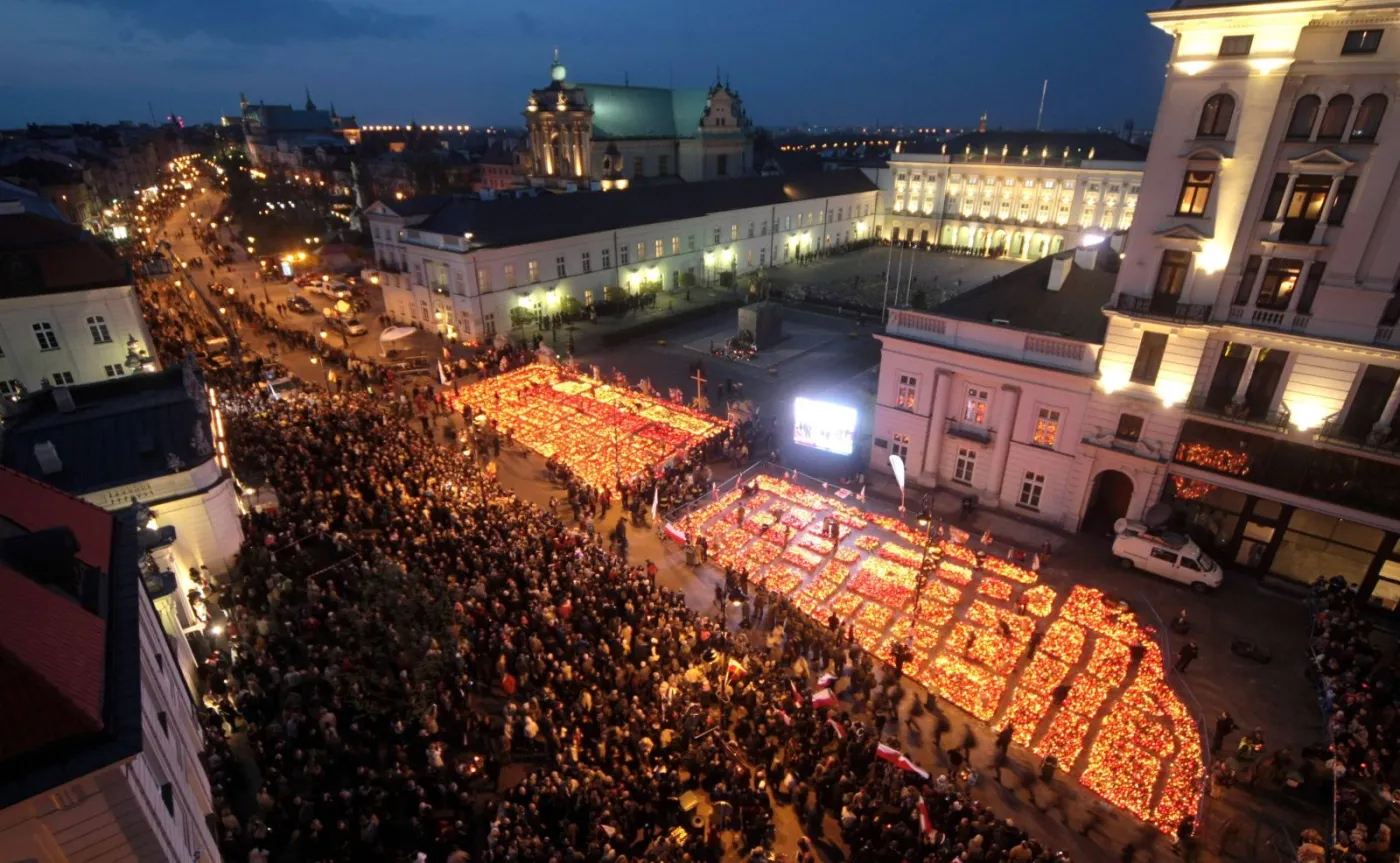 Na zdjęciu archiwalnym z 16.04.2010 r. znicze przed Pałacem Prezydenckim w Warszawie