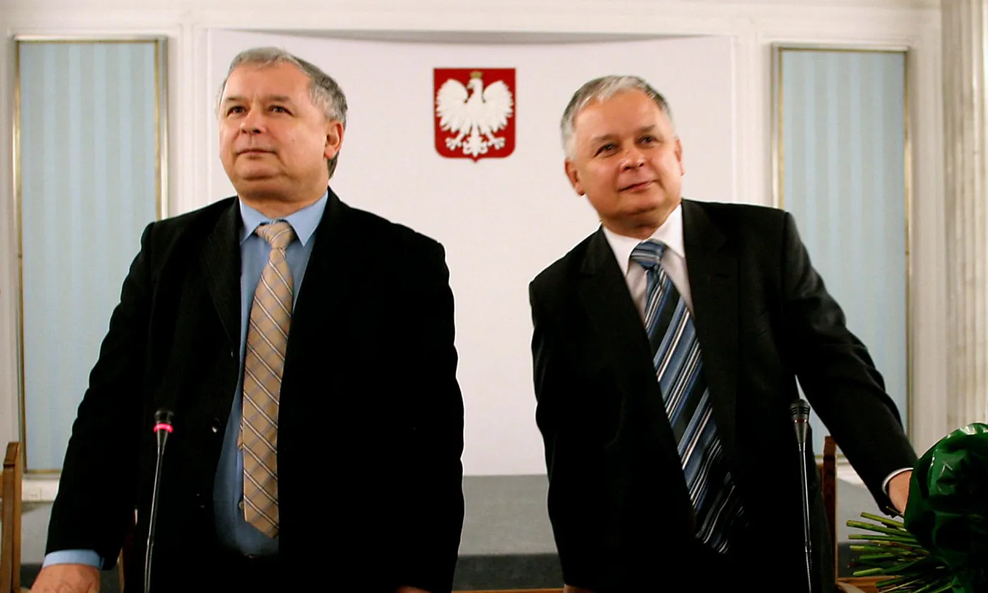 Jarosław i Lech Kaczyńscy w 2005 roku, tuż po wygranych przez Lecha wyborach prezydenckich