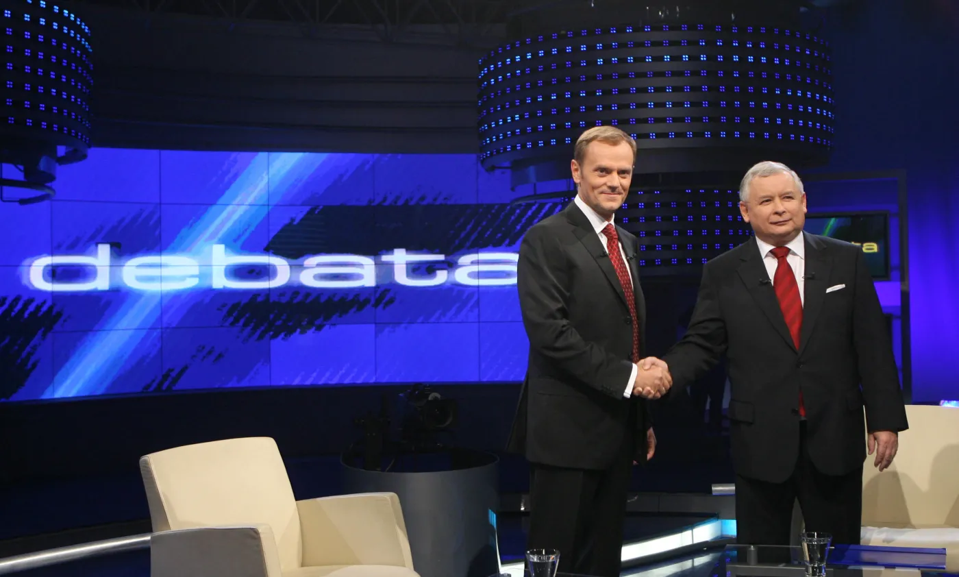Donald Tusk i Jarosław Kaczyński w studiu telewizyjnym w czasie debaty przedwyborczej w październiku 2007 roku