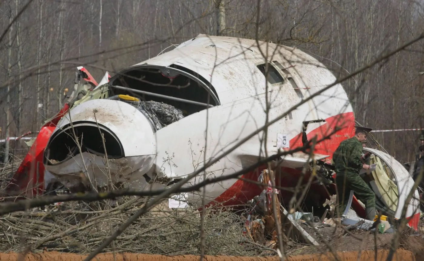 Na zdjęciu archiwalnym z 11.04.2010 r. wrak prezydenckiego samolotu Tu-154 na miejscu katastrofy w Smoleńsku