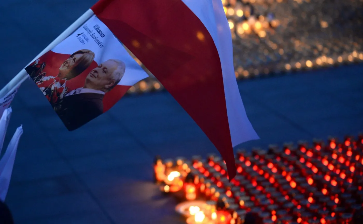 Znicze przed Pałacem Prezydenckim przy Krakowskim Przedmieściu