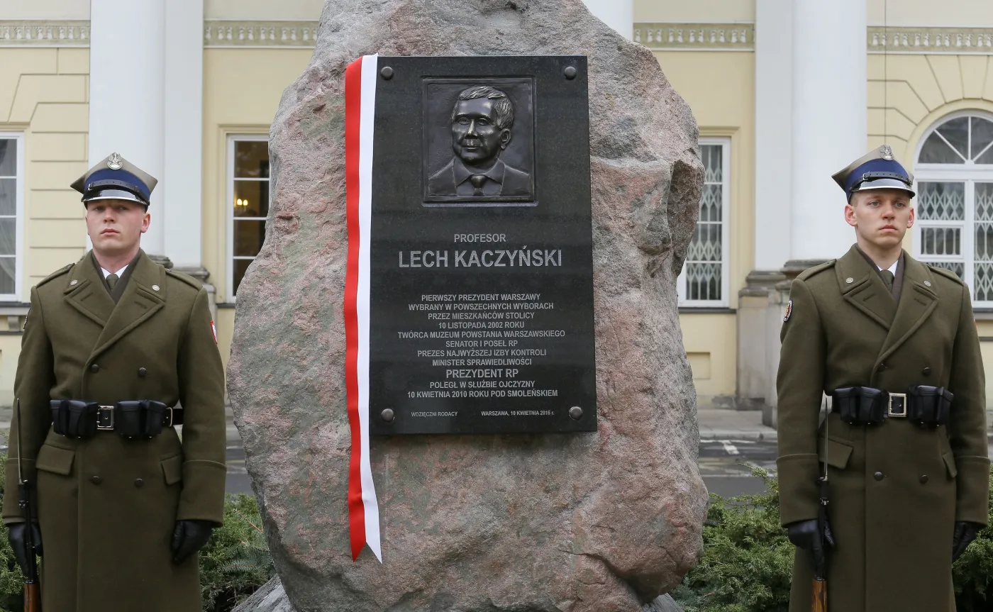 Tablica poświęcona prezydentowi Lechowi Kaczyńskiemu na dziedzińcu Mazowieckiego Urzędu Wojewódzkiego w Warszawie