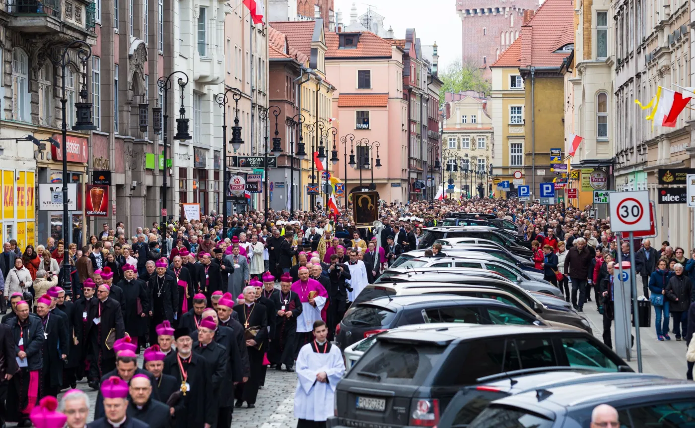 Uroczystości 1050-lecia chrztu Polski. Msza i procesja, a w tle protest zwolenników aborcji. ZDJĘCIA