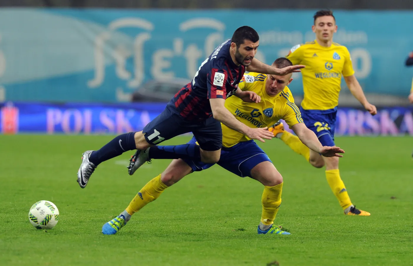 Zawodnik Pogoni Szczecin Wladimer Dwaliszwili (L) oraz Michał Koj (C) i Paweł Oleksy (P) z Ruchu Chorzów podczas meczu grupy mistrzowskiej piłkarskiej Ekstraklas