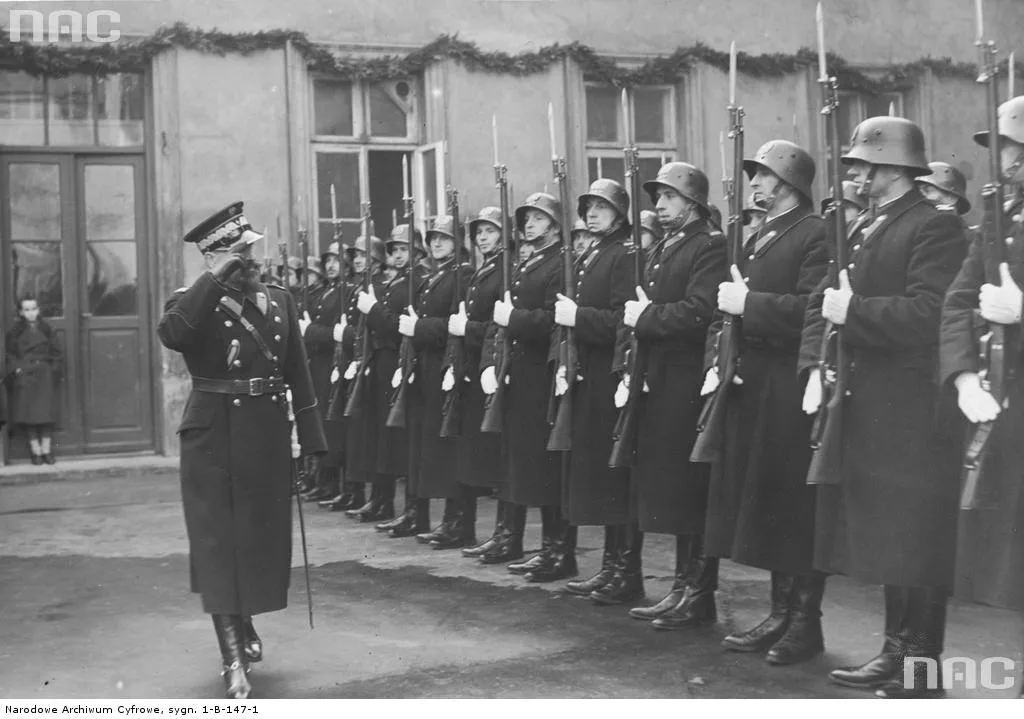 8941986-przedwojenni-polscy-policjanci.jpg