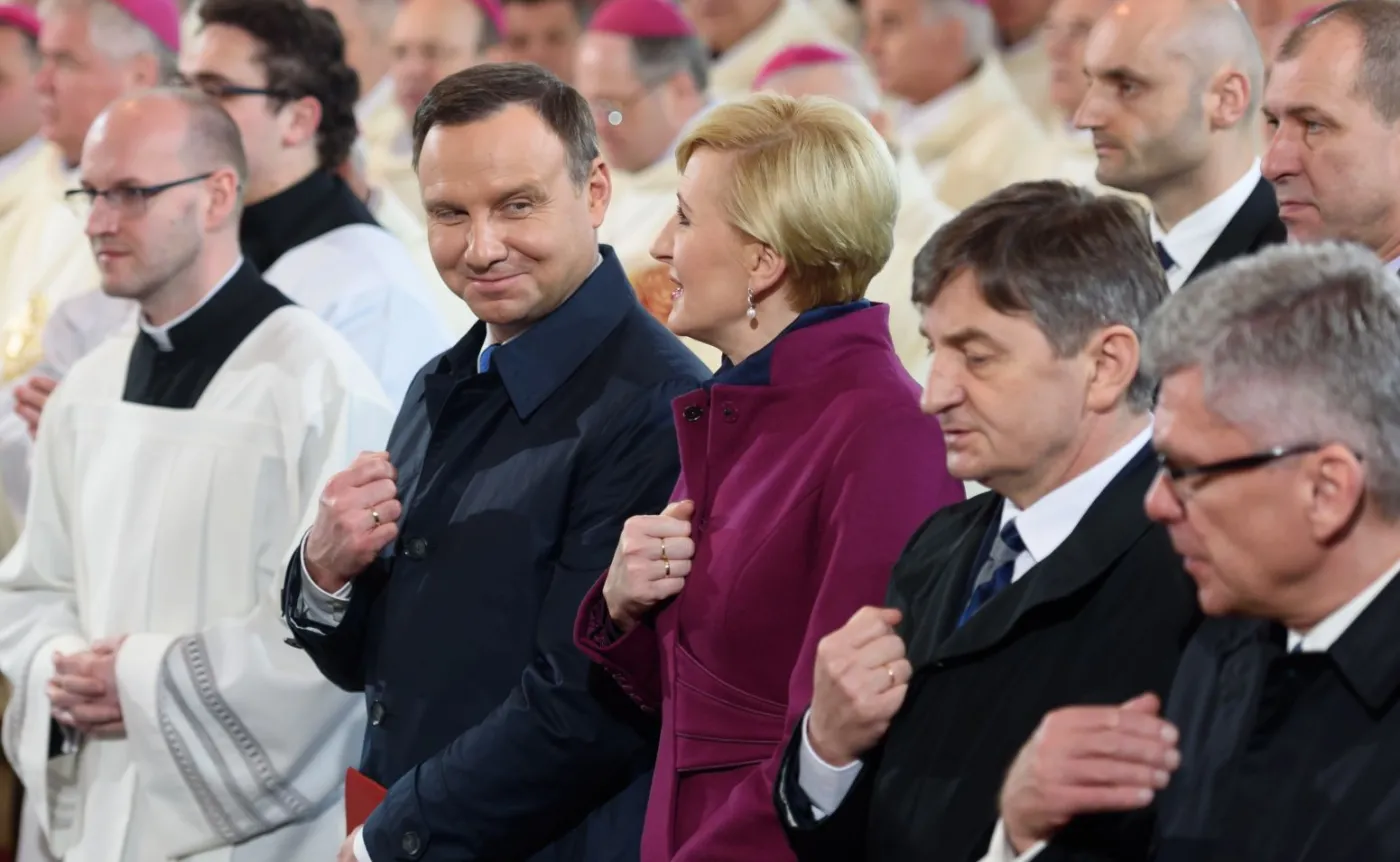 Prezydent Andrzej Duda (z małżonką Agatą Kornhauser-Dudą, podczas mszy świętej w Bazylice Prymasowskiej w Gnieźnie