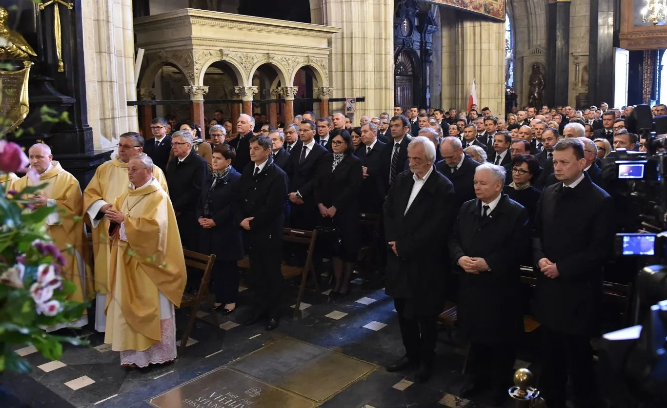 6. rocznica pogrzebu Lecha i Marii Kaczyńskich na Wawelu. Na uroczystościach m.in: premier Szydło i Jarosław Kaczyński