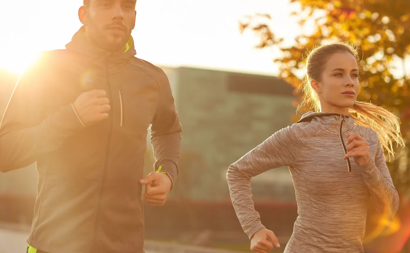 Kobieta z mężczyzną biegają