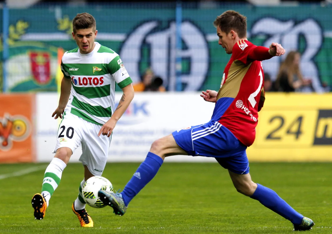 Zawodnik Piasta Gliwice Marcin Pietrowski (P) i Jakub Wawrzyniak (L) z Lechii Gdańsk, podczas meczu Ekstraklasy 
