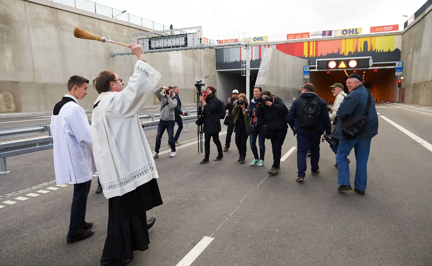 Najdłuższy tunel w Polsce nowym hitem wśród samochodów. Piesi i rowerzyści mają zakaz. ZOBACZ ZDJĘCIA