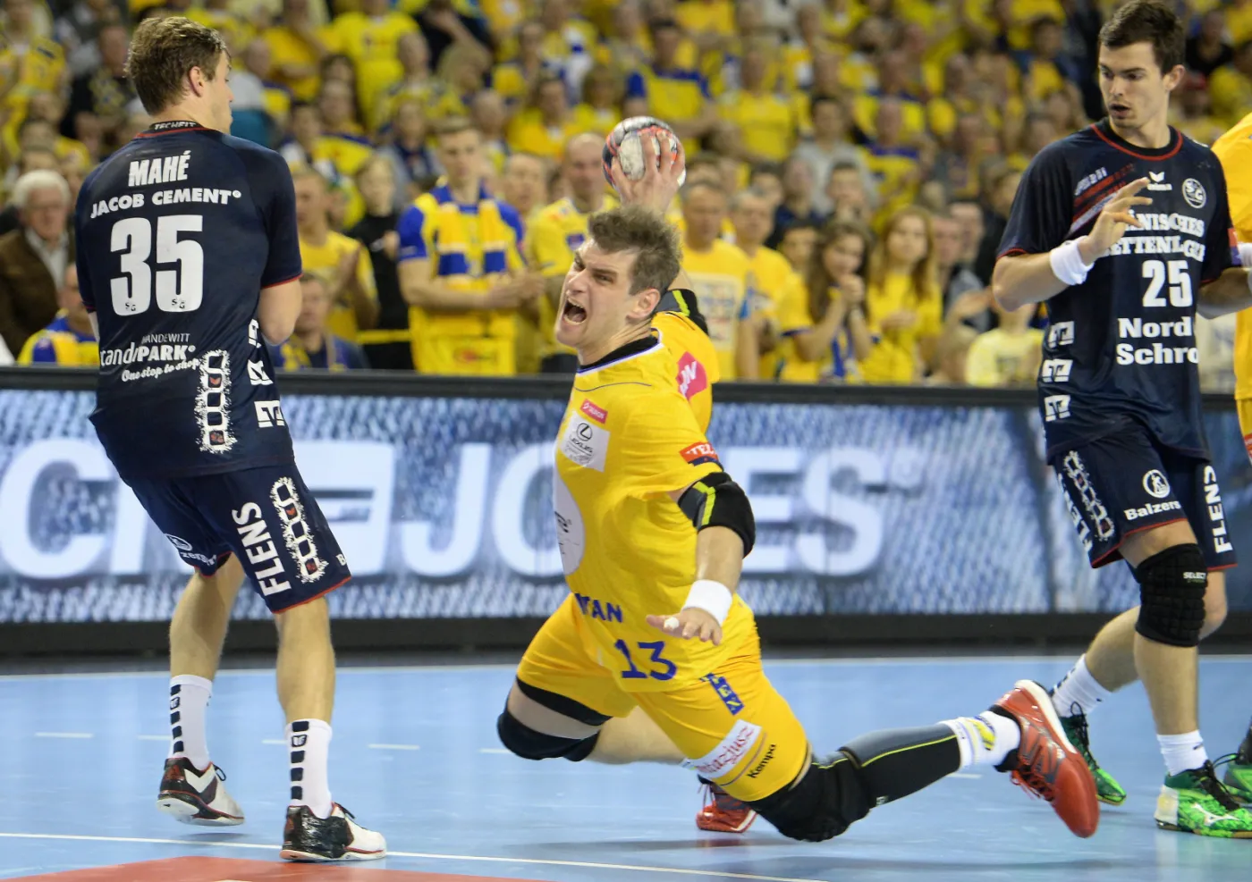 Zawodnik Vive Tauron Kielce Julen Aguinagalde (C) i Kentin Mahe (L) z SG Flensburg-Handewitt podczas rewanżowego meczu ćwierćfinałowego Ligi Mistrzów w piłce ręcznej mężczyzn