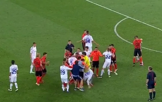 Polała się krew na meczu Szachtar - Dynamo. Pobili się piłkarze reprezentacji Ukrainy. WIDEO