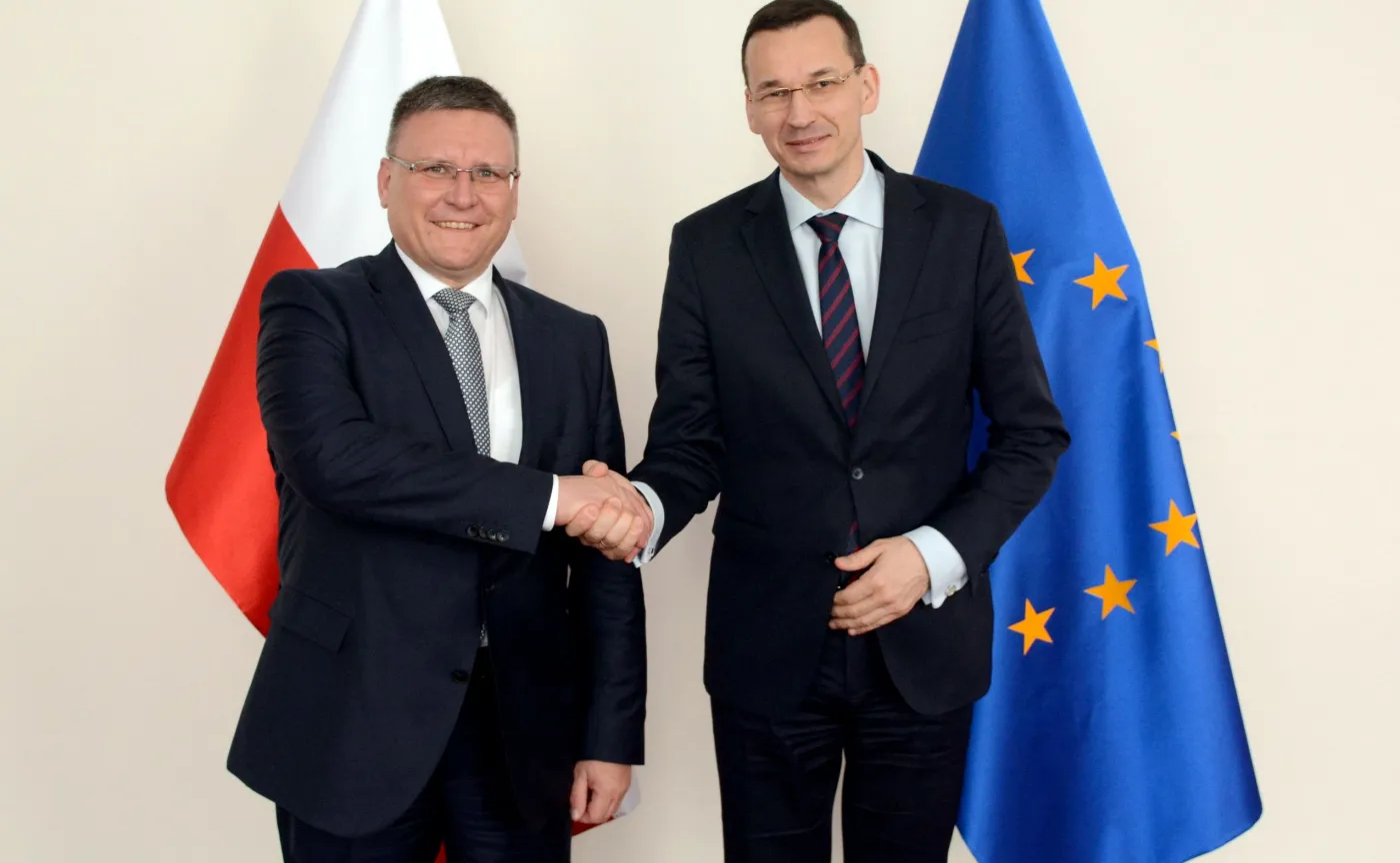 Frank Deiss, szef działu produkcji układów napędowych Mercedes-Benz Cars i Mateusz Morawieckim wicepremier i minister rozwoju 