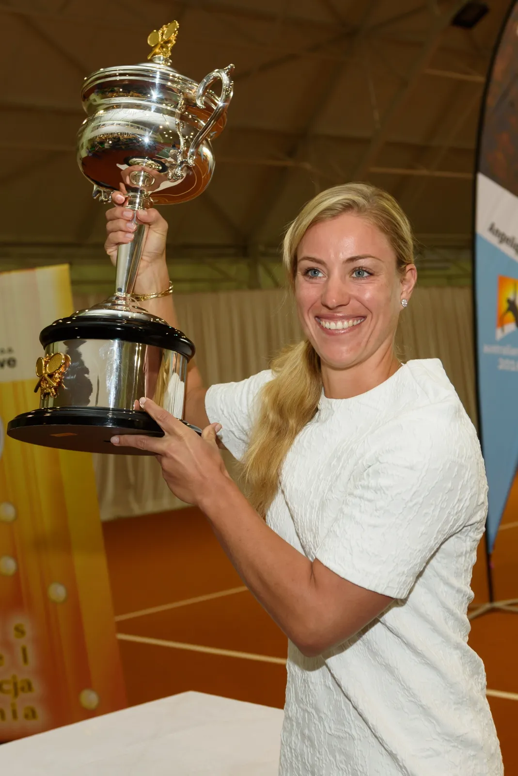 9011965-angelique-kerber-zaprezentowala.jpg
