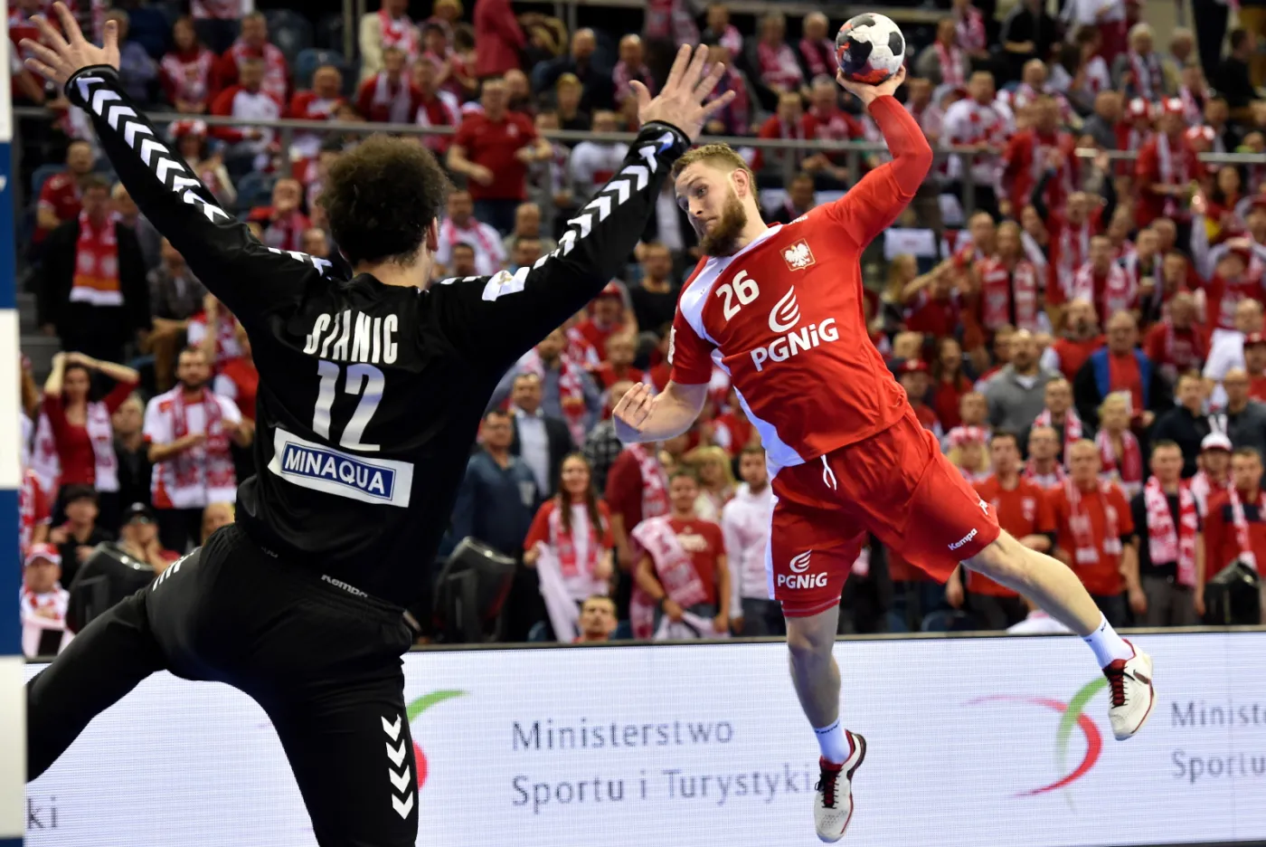 8641342-michal-daszek-p-rzuca-na-bramke.jpg