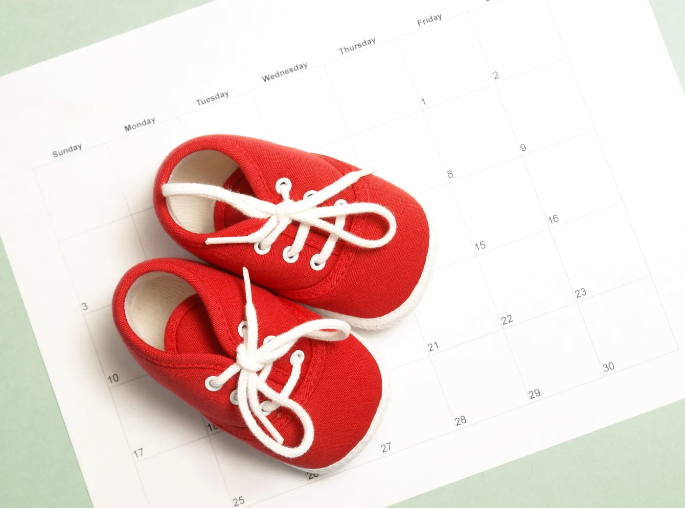 Buciki niemowlaka na kalendarzu