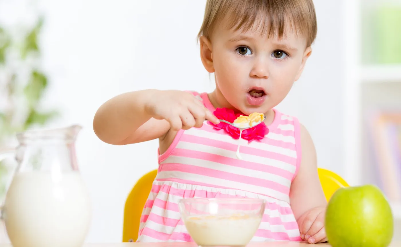 Dziecko je płatki śniadaniowe