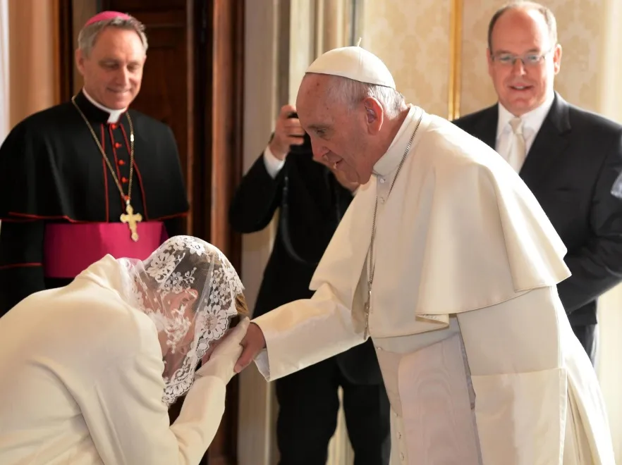 Jak zdobyła na to zgodę?! Księżna Charlene w "nieprzepisowym" stroju u papieża!