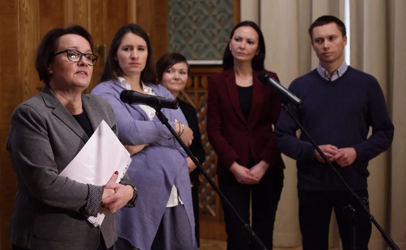 Minister edukacji Anna Zalewska, Karolina Elbanowska i Tomasz Elbanowski podczas konferencji prasowej w zwiazku ze spotkaniem w Ministerstwie Edukacji