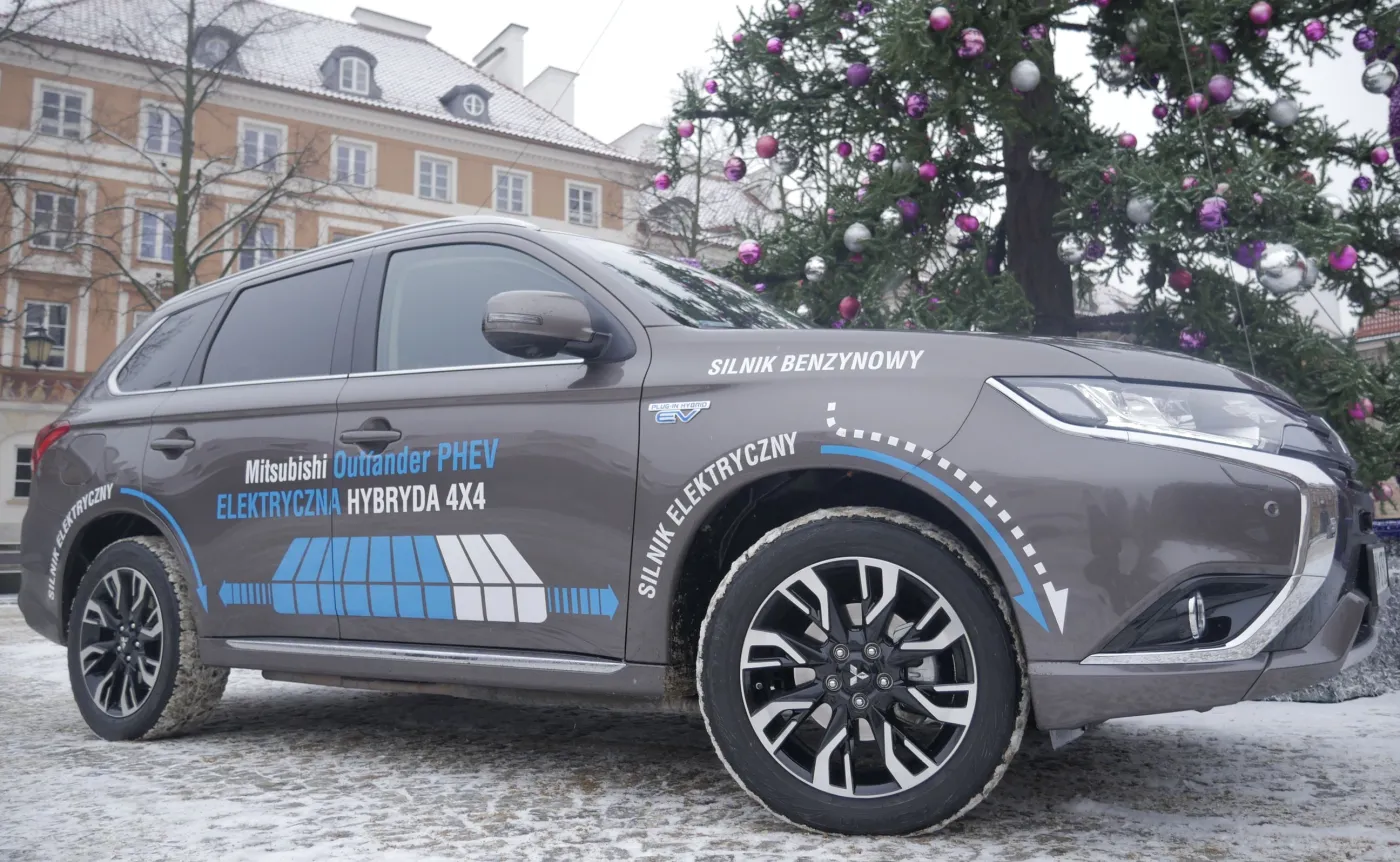 8671988-mitsubishi-outlander-phev-2016.jpg