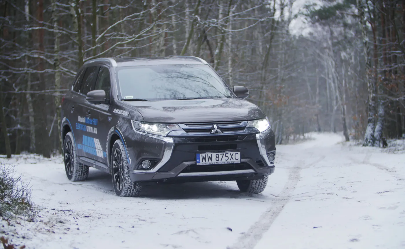 8672643-mitsubishi-outlander-phev-2016.jpg