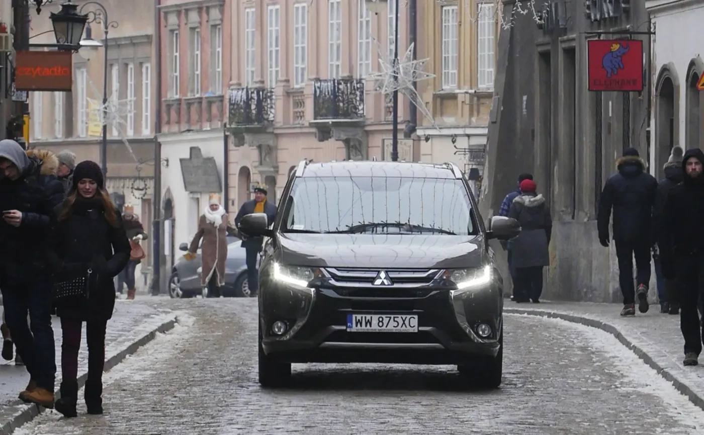 8672803-mitsubishi-outlander-phev-2016.jpg