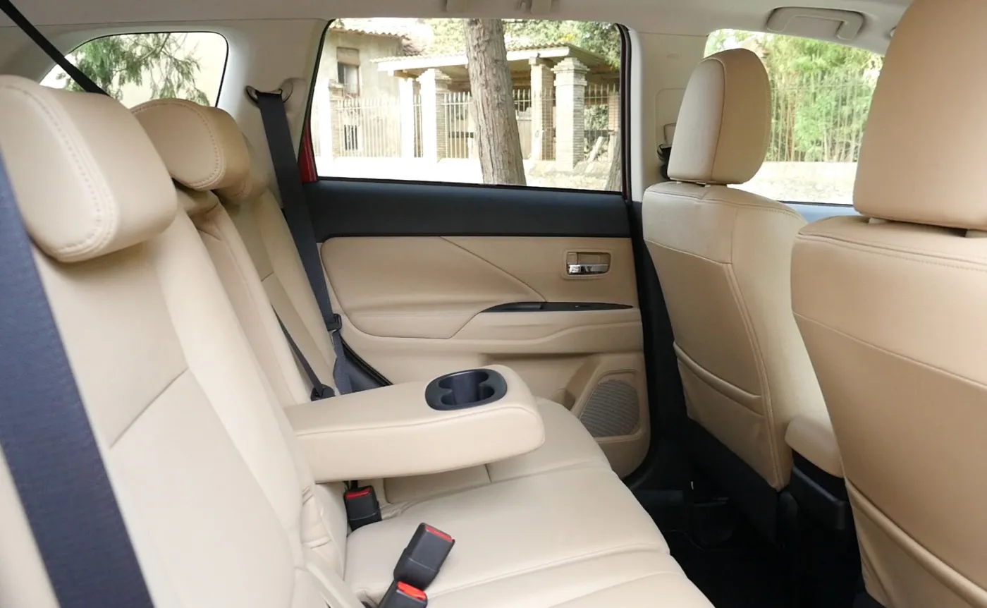8672867-mitsubishi-outlander-phev-2016.jpg