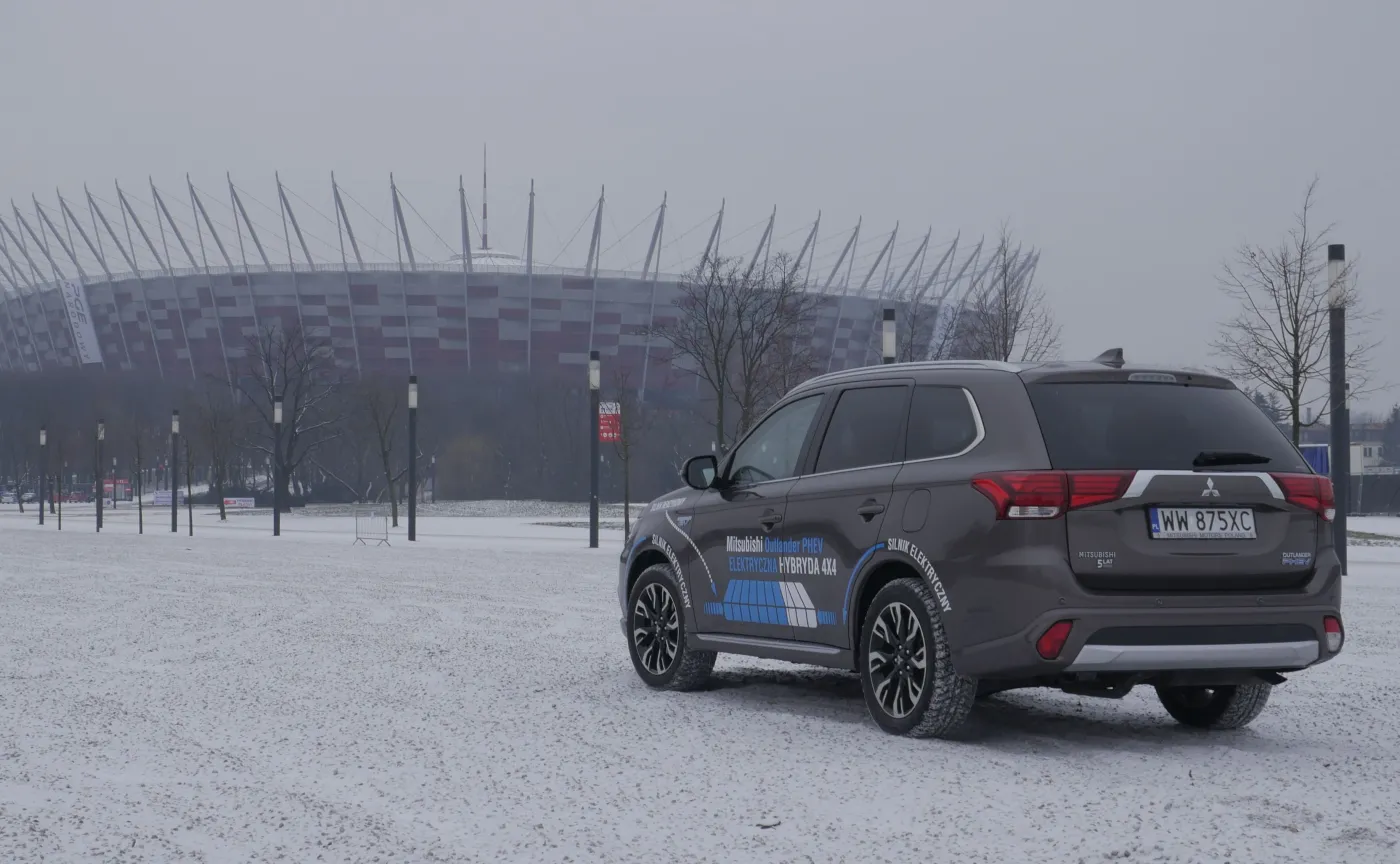 8673243-mitsubishi-outlander-phev-2016.jpg