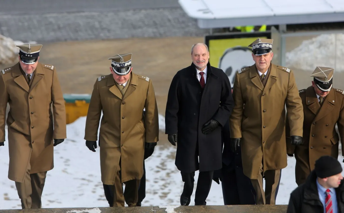 Minister obrony narodowej Antoni Macierewicz w drodze na uroczystości przy Bramie Straceń Cytadeli Warszawskiej w ramach obchodów 153. rocznicy wybuchu powstania styczniowego