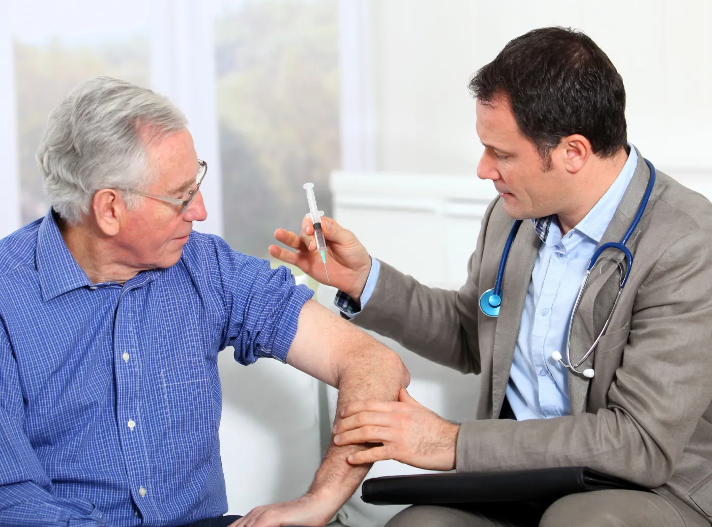 Szczepienie starszego mężczyzny