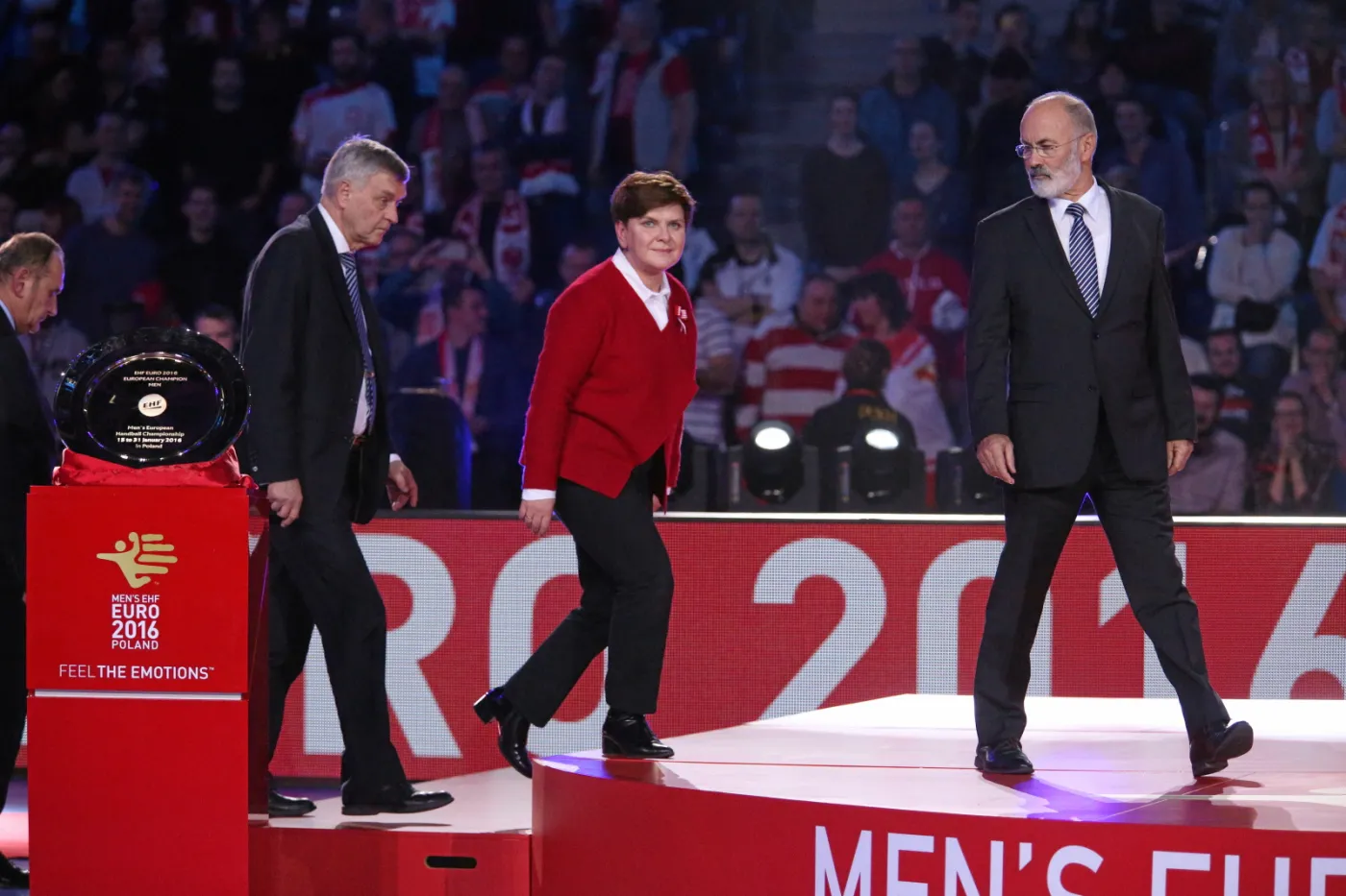 8691098-premier-beata-szydlo-wygwizdana.jpg