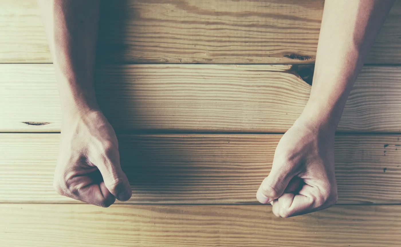 Dłonie zaciśnięte w pięści