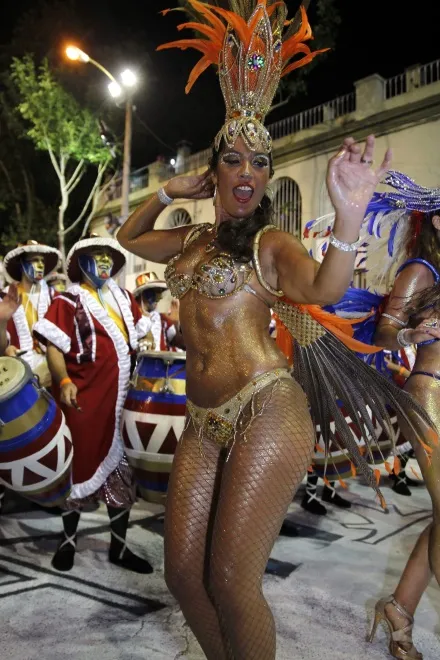 8710096-parada-karnawalowa-w-montevideo.jpg