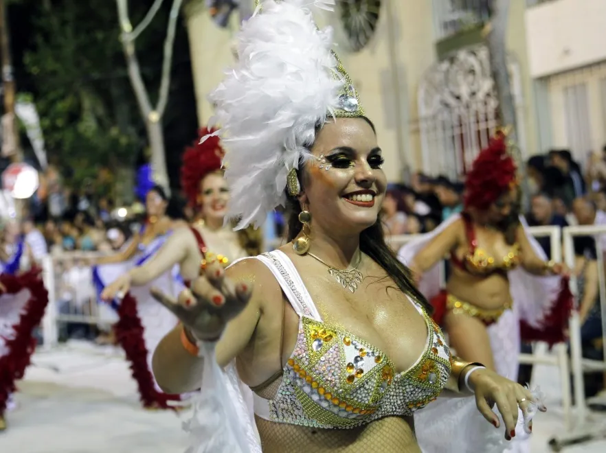 8710122-parada-karnawalowa-w-montevideo.jpg