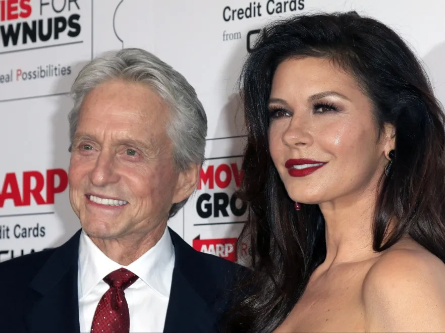 Wie, co wyeksponować! Imponujący dekolt i talia 46-letniej Catherine Zety-Jones