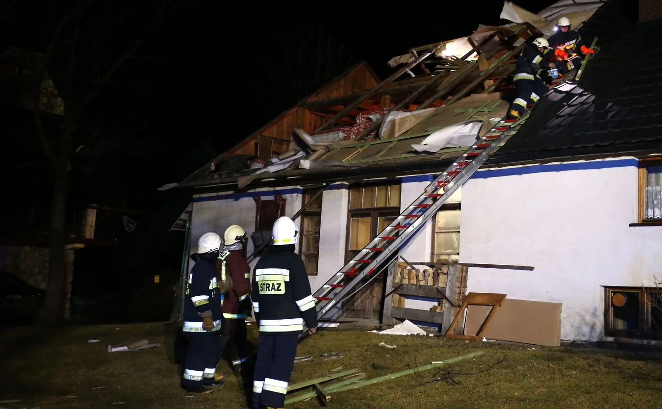 Strażacy zabezpieczają zerwany dach w Zakopanem