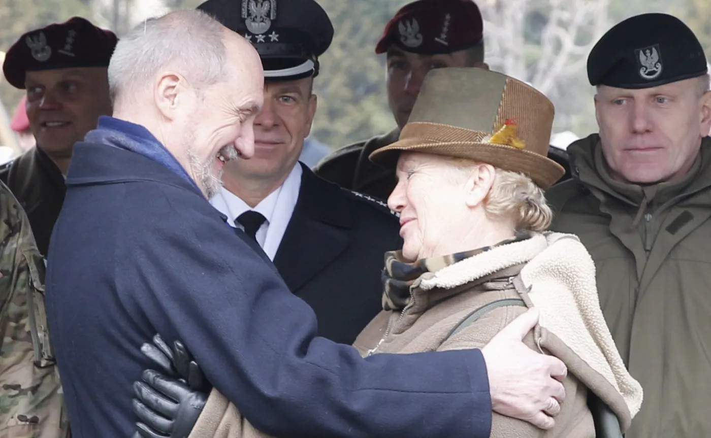 Minister obrony narodowej Antoni Macierewicz i córka jednego z cichociemnych, Marta Święcicka