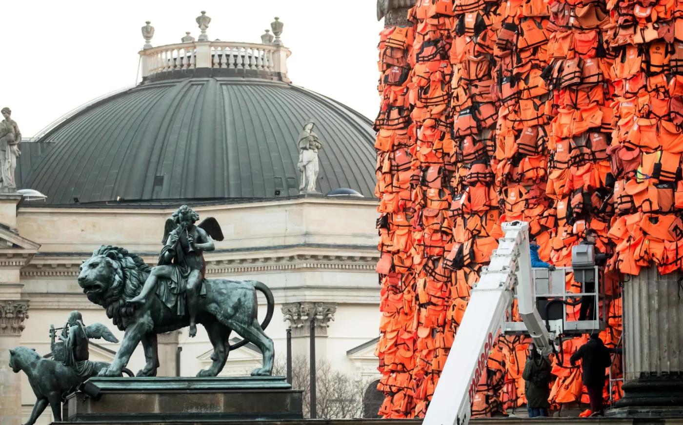 Ai Weiwei stworzył pomnik dla uchodźców. Na berlińskim Konzerthaus umieścił 14 tys. kamizelek ratunkowych