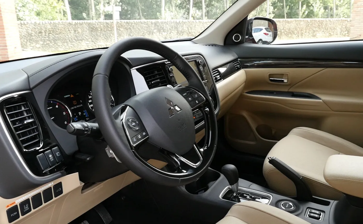 8672835-mitsubishi-outlander-phev-2016.jpg