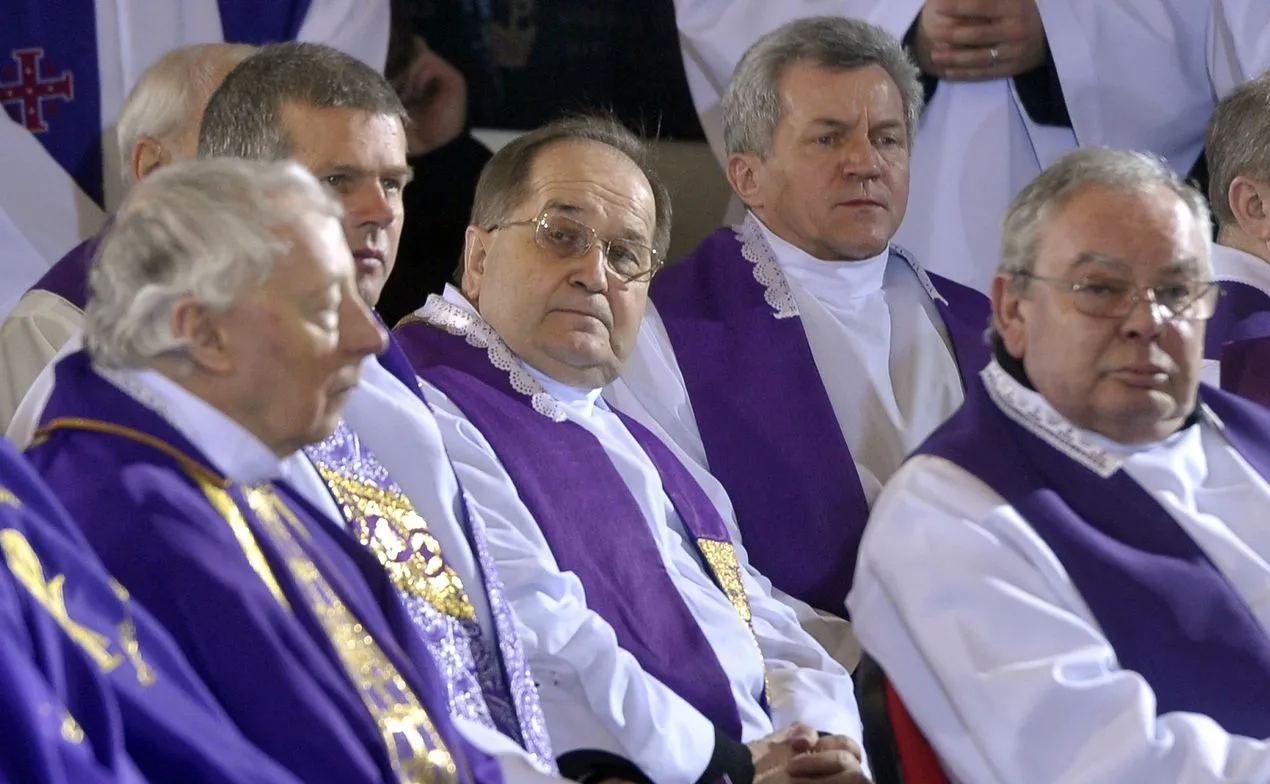 Ojciec Tadeusz Rydzyk w otoczeniu hierarchów