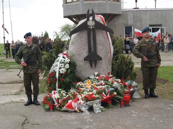 9191128-obelisk-poswiecony-upamietnieniu.jpg