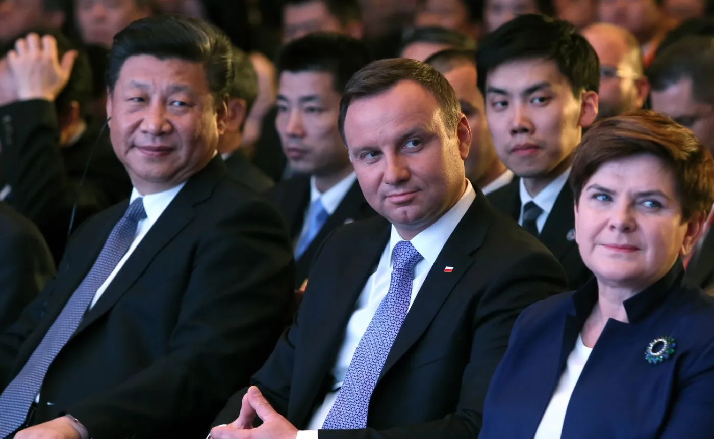 Prezydent Andrzej Duda (C), premier Beata Szydło (P) i przewodniczący Chińskiej Republiki Ludowej Xi Jinping (L), podczas otwarcia Międzynarodowego Forum Nowego Jedwabnego Szlaku 