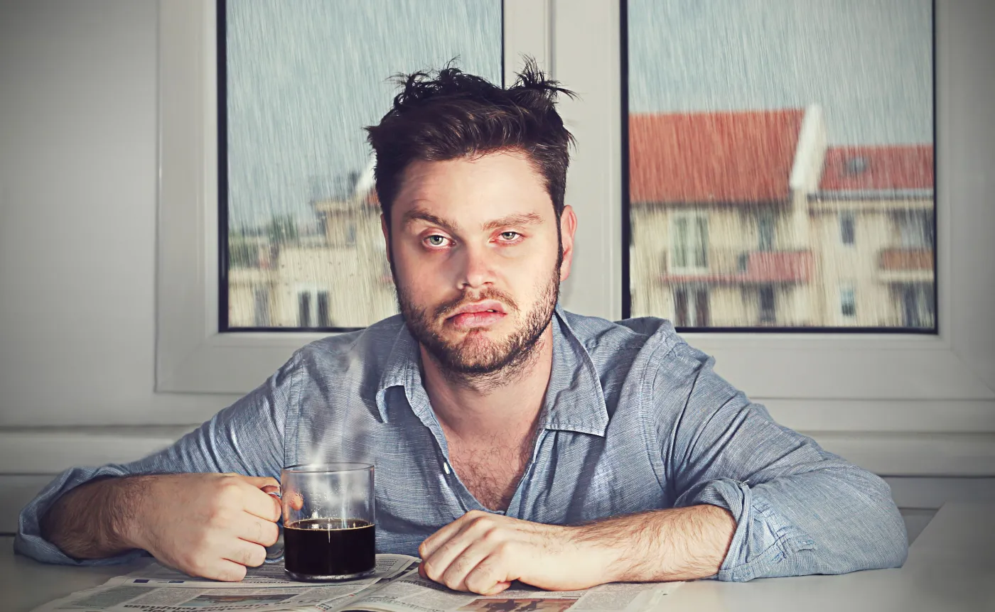 Skacowany niewyspany mężczyzna