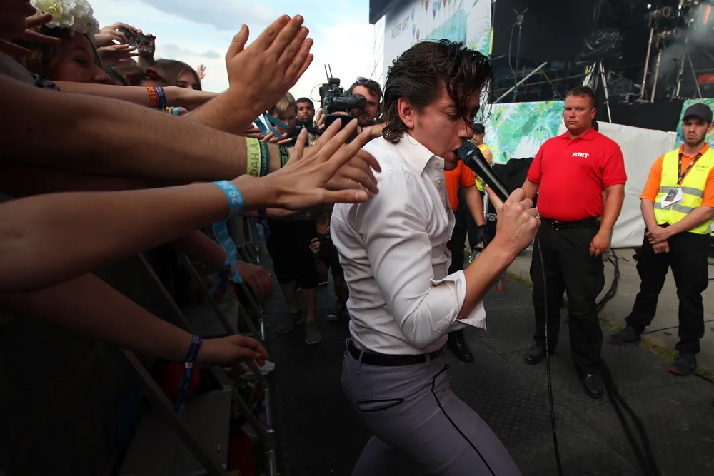 9233386-opener-festival-2016-last-shadow.jpg