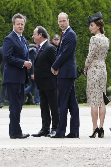9242471-david-cameron-francois-hollande.jpg