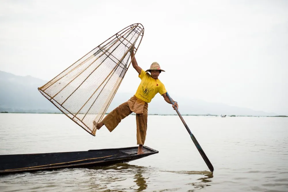9253927-rybak-na-jeziorze-inle-lake-birma.jpg