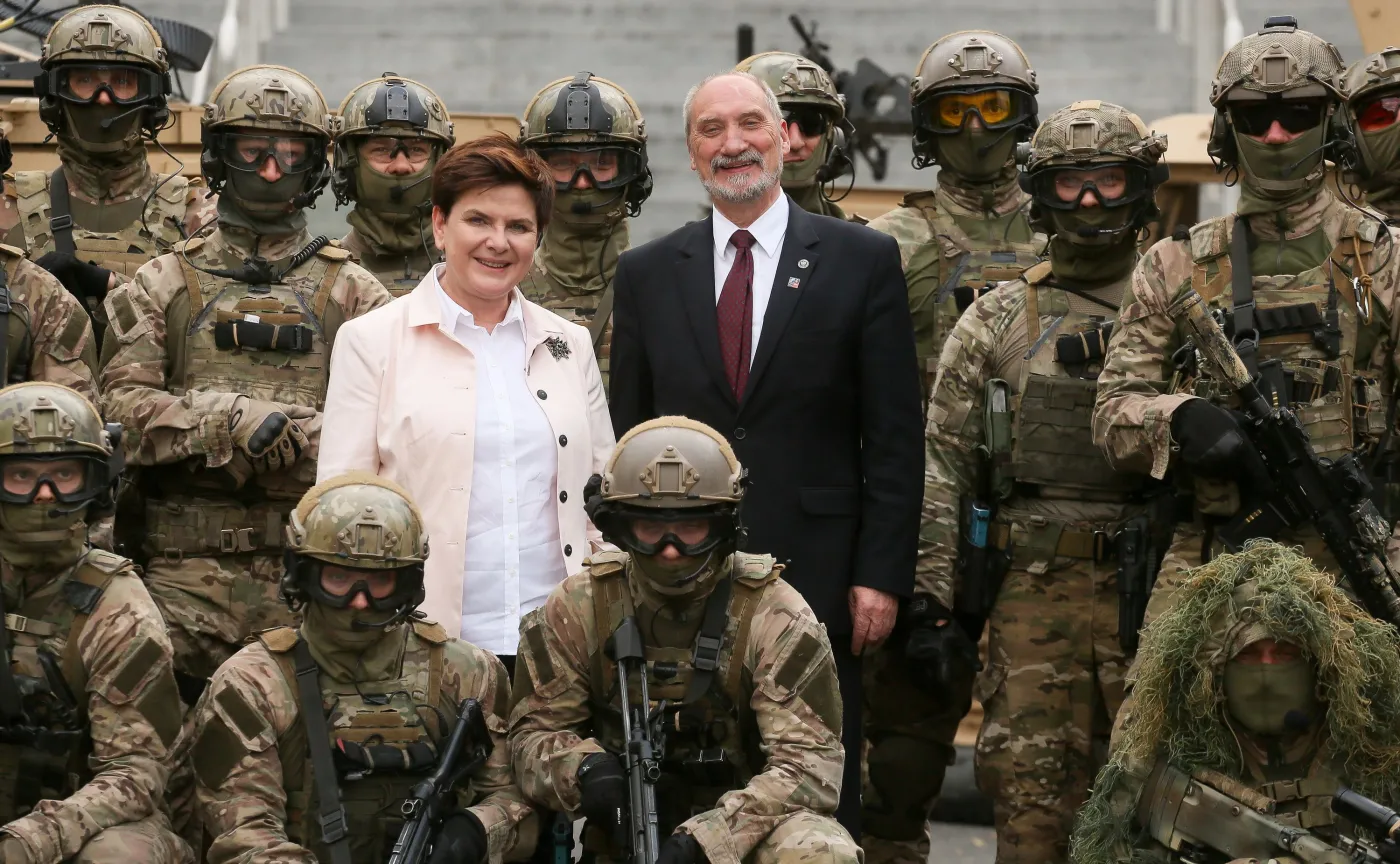 Premier Beata Szydło i minister obrony Antoni Macierewicz pozują do zdjęć z funkcjonariuszami jednostki Wojsk Specjalnych RP "Grom" po ich pokazie dynamicznym przed stadionem PGE Narodowy w Warszawie