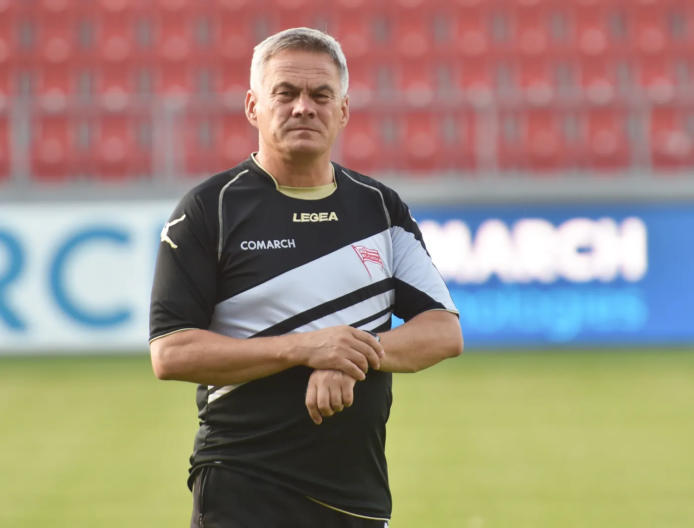 Trener Cracovii Jacek Zieliński podczas treningu "Pasów" przed rewanżowym meczem z FC Skendija
