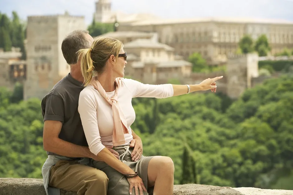 Wakacje z biurem podróży czy przygoda na własną rękę?